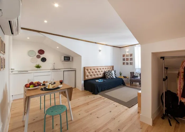 Daire Light Green Apartments - Downtown Lisbon *